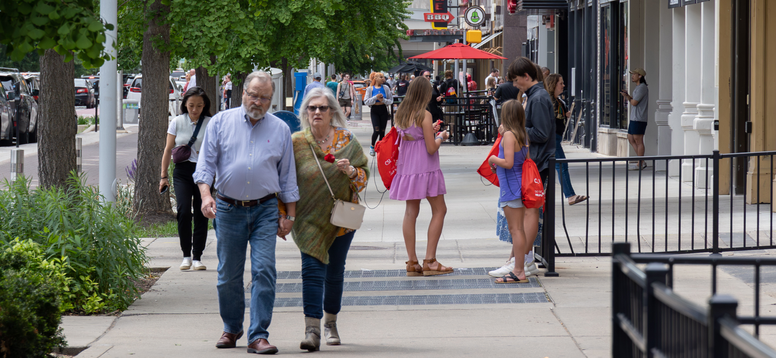Residents fill the sidewalk on a warm spring day in downtown Indianapolis. (Credit: Mark Curry)